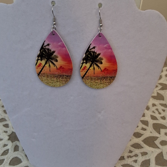 💥SALE💥NEW PALM Tree Dangle Earrings - Picture 3 of 3